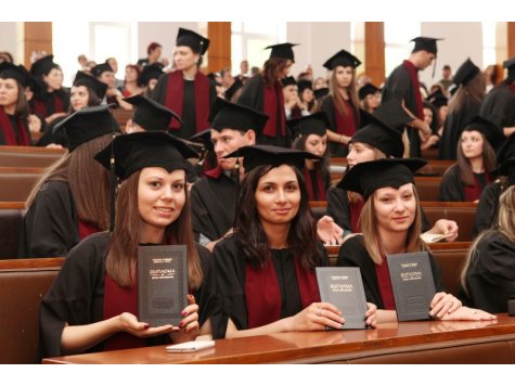С тържествени церемонии Стопанска академия дипломира близо 2000 магистри